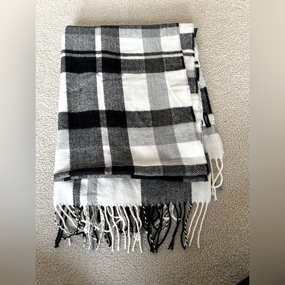 NWOT Reitmans Scarf - Picture 1 of 4